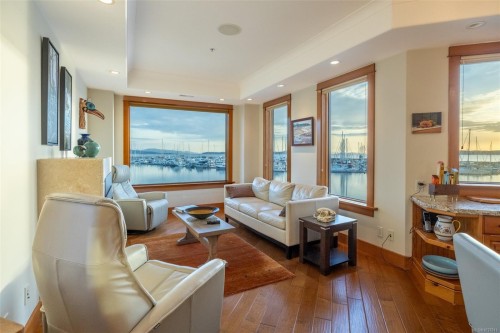 101-9949 Third St, Sidney, BC - Indoor Photo Showing Living Room