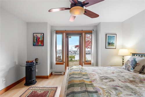 101-9949 Third St, Sidney, BC - Indoor Photo Showing Bedroom