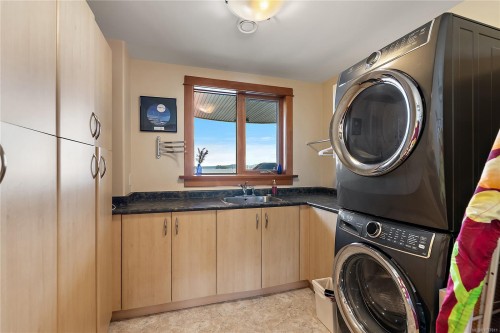 101-9949 Third St, Sidney, BC - Indoor Photo Showing Laundry Room