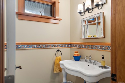 101-9949 Third St, Sidney, BC - Indoor Photo Showing Bathroom