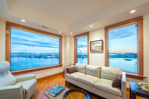101-9949 Third St, Sidney, BC - Indoor Photo Showing Living Room