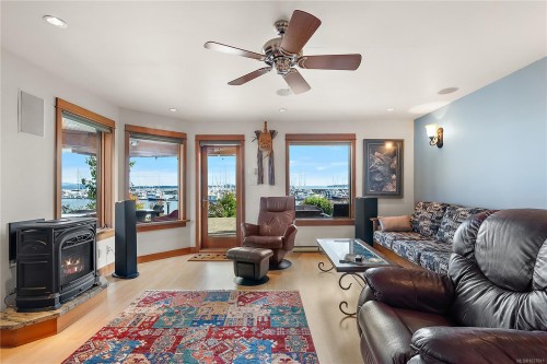 101-9949 Third St, Sidney, BC - Indoor Photo Showing Living Room With Fireplace