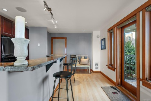 101-9949 Third St, Sidney, BC - Indoor Photo Showing Other Room
