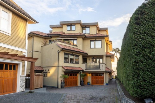 101-9949 Third St, Sidney, BC - Outdoor