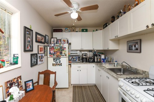 521 Windslow Rd, Comox, BC - Indoor Photo Showing Kitchen