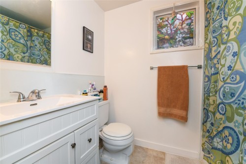 521 Windslow Rd, Comox, BC - Indoor Photo Showing Bathroom