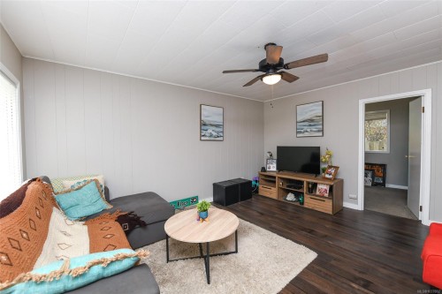 521 Windslow Rd, Comox, BC - Indoor Photo Showing Living Room