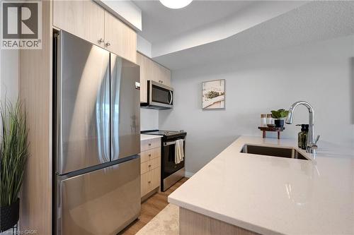 410 Northfield Drive W Unit# E11, Waterloo, ON - Indoor Photo Showing Kitchen With Upgraded Kitchen