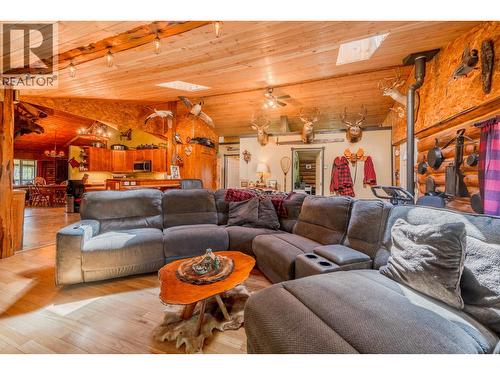 5134 Perkins Road, Forest Grove, BC - Indoor Photo Showing Living Room