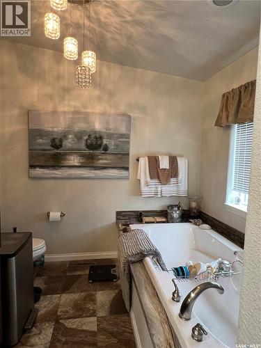 208 2Nd Avenue Se, Dorintosh, SK - Indoor Photo Showing Bathroom