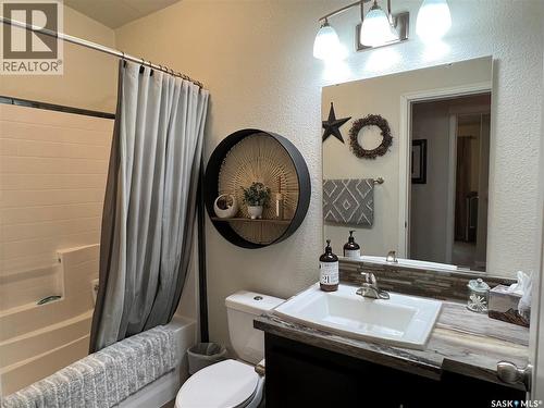 208 2Nd Avenue Se, Dorintosh, SK - Indoor Photo Showing Bathroom