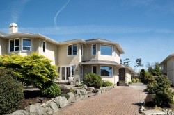 2282 Frost Ave Sidney, BC V8L 1P9