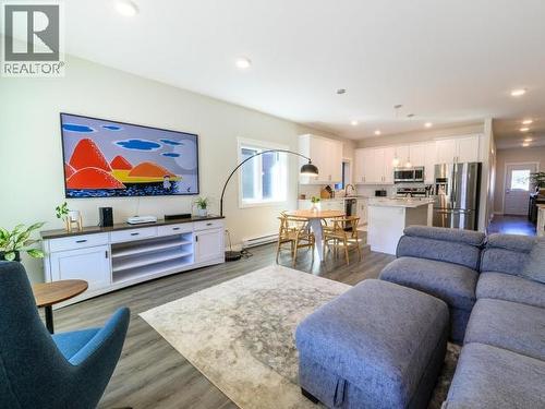 36 Eugene Avenue, Whitehorse, YT - Indoor Photo Showing Living Room