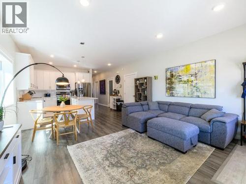 36 Eugene Avenue, Whitehorse, YT - Indoor Photo Showing Living Room