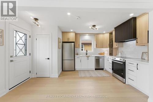 374 East 13Th Street, Hamilton, ON - Indoor Photo Showing Kitchen With Upgraded Kitchen