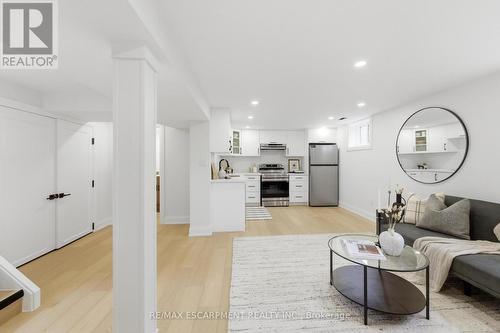 374 East 13Th Street, Hamilton, ON - Indoor Photo Showing Living Room
