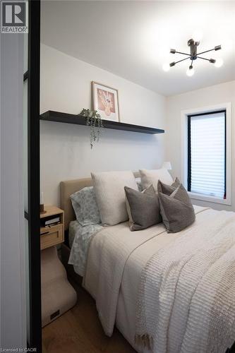 236 Macaulay Street E, Hamilton, ON - Indoor Photo Showing Bedroom
