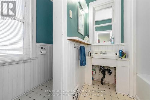 Apt 2 Bath - 121 Osgoode Street, Ottawa, ON - Indoor