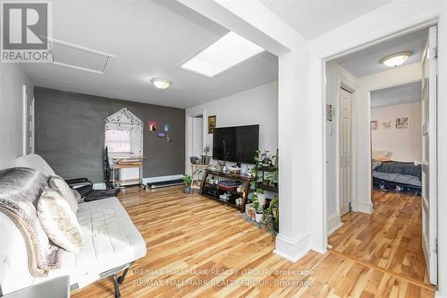 Apt 3 Living Room w skylight - 121 Osgoode Street, Ottawa, ON - Indoor