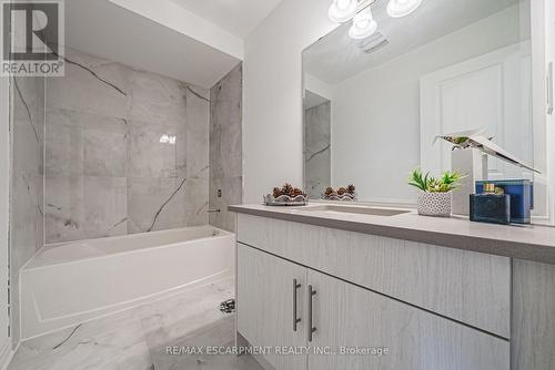 11 Davinci Boulevard, Hamilton, ON - Indoor Photo Showing Bathroom