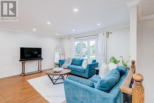 195 Cullum Court, Burlington, ON - Indoor Photo Showing Living Room