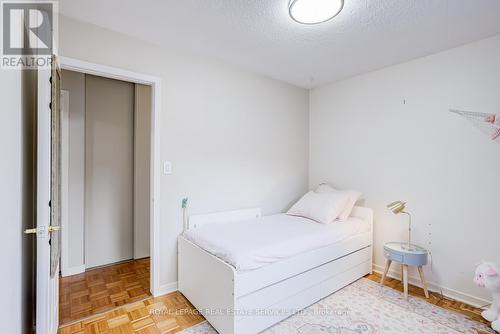 195 Cullum Court, Burlington, ON - Indoor Photo Showing Bedroom