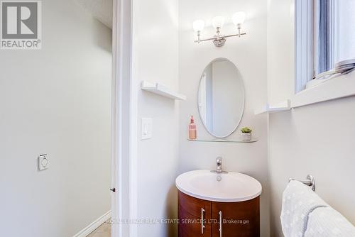 195 Cullum Court, Burlington, ON - Indoor Photo Showing Bathroom