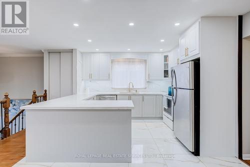 195 Cullum Court, Burlington, ON - Indoor Photo Showing Kitchen