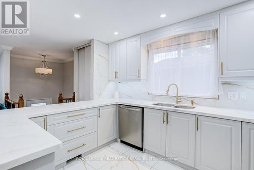 195 Cullum Court, Burlington, ON - Indoor Photo Showing Kitchen With Double Sink
