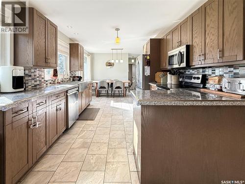 480 3Rd Avenue Se, Swift Current, SK - Indoor Photo Showing Kitchen With Upgraded Kitchen