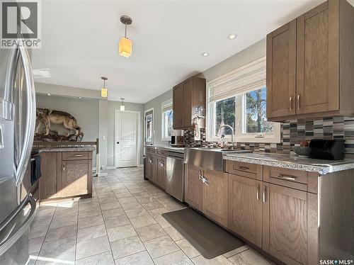 480 3Rd Avenue Se, Swift Current, SK - Indoor Photo Showing Kitchen