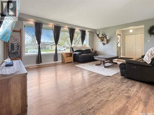 480 3Rd Avenue Se, Swift Current, SK - Indoor Photo Showing Living Room