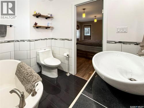 480 3Rd Avenue Se, Swift Current, SK - Indoor Photo Showing Bathroom