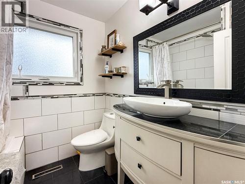 480 3Rd Avenue Se, Swift Current, SK - Indoor Photo Showing Bathroom