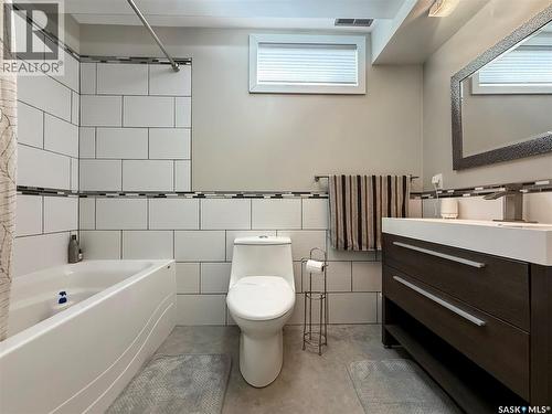 480 3Rd Avenue Se, Swift Current, SK - Indoor Photo Showing Bathroom