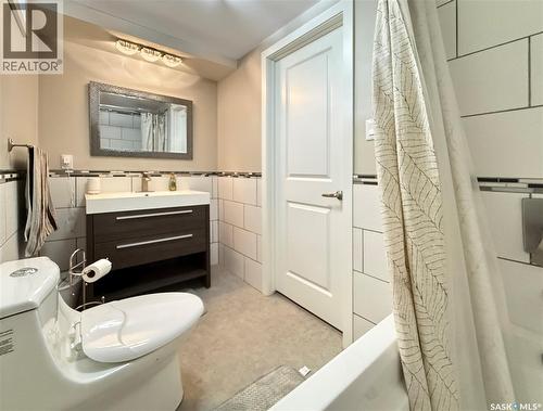 480 3Rd Avenue Se, Swift Current, SK - Indoor Photo Showing Bathroom