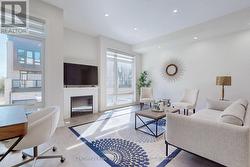 16 CREDIT LANE Richmond Hill, ON L4E 1G9