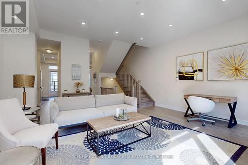 16 Credit Lane, Richmond Hill, ON - Indoor Photo Showing Living Room