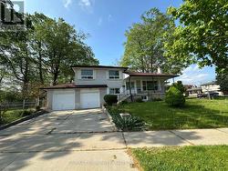 6 BRANTLEY CRESCENT Toronto, ON M3J 1X5