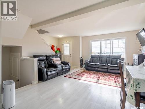 9 5752 Gordon Road, Regina, SK - Indoor Photo Showing Living Room