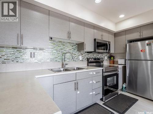 9 5752 Gordon Road, Regina, SK - Indoor Photo Showing Kitchen With Double Sink With Upgraded Kitchen