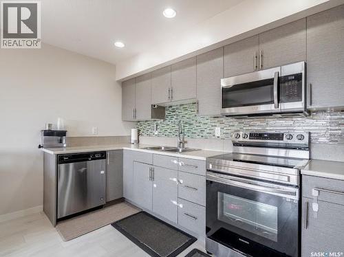9 5752 Gordon Road, Regina, SK - Indoor Photo Showing Kitchen With Double Sink