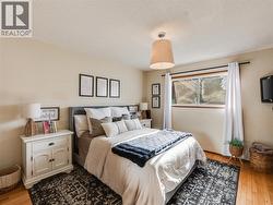 Primary Bedroom w/ Ensuite - 
