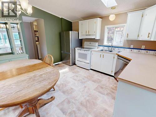 17-9298 Williams Rd, Powell River, BC - Indoor Photo Showing Kitchen With Double Sink