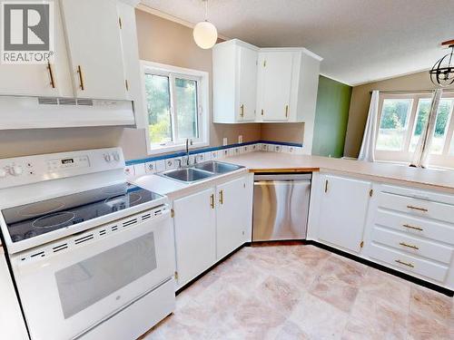 17-9298 Williams Rd, Powell River, BC - Indoor Photo Showing Kitchen With Double Sink