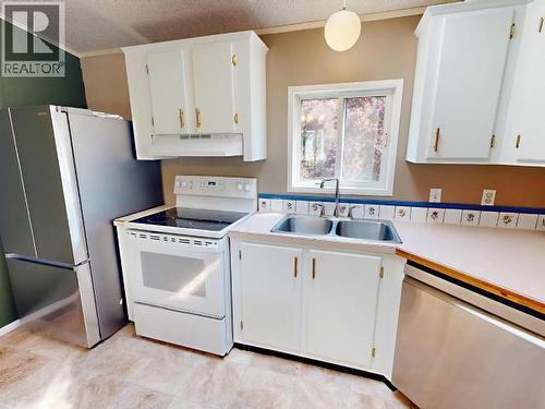 17-9298 Williams Rd, Powell River, BC - Indoor Photo Showing Kitchen With Double Sink