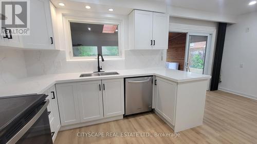 3450 Ellengale Drive, Mississauga, ON - Indoor Photo Showing Kitchen With Upgraded Kitchen