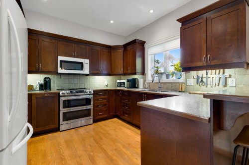 Kitchen - 6710 Ch. Wallenberg, Côte-Saint-Luc, QC - Indoor Photo Showing Kitchen With Double Sink
