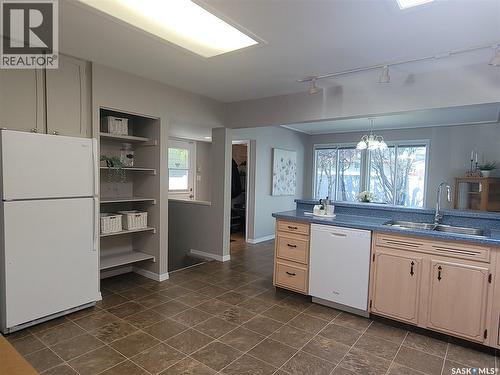 1502 Early Drive, Saskatoon, SK - Indoor Photo Showing Kitchen With Double Sink
