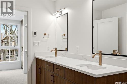 317 11Th Street, Saskatoon, SK - Indoor Photo Showing Bathroom